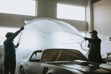 Coche en taller de pintura